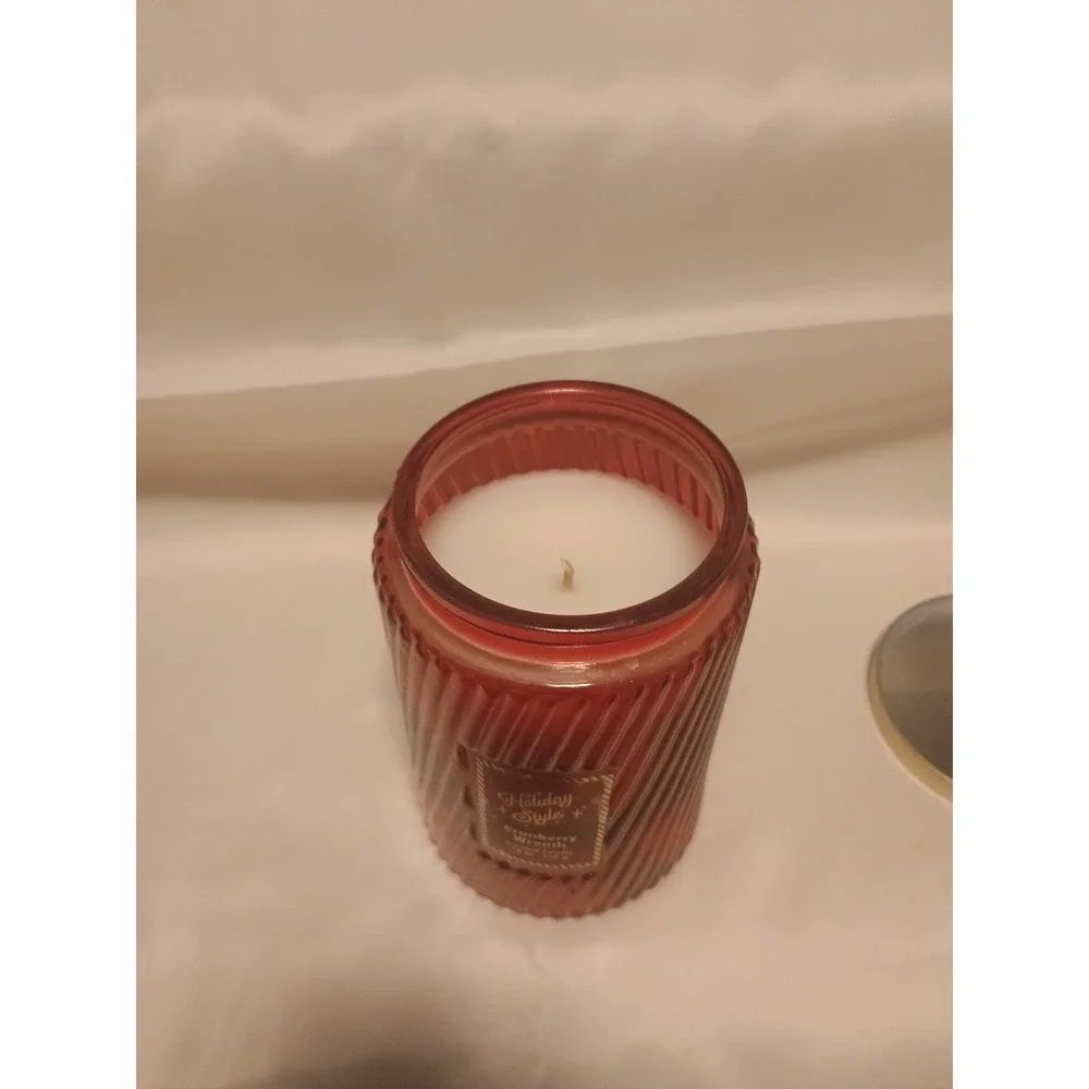 Cranberry Wreath Scented Christmas Candle. 18 Oz